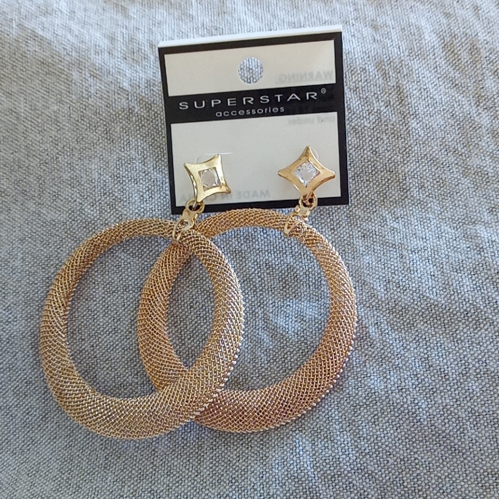 Gold hoop Earrings - Picture 2 of 3